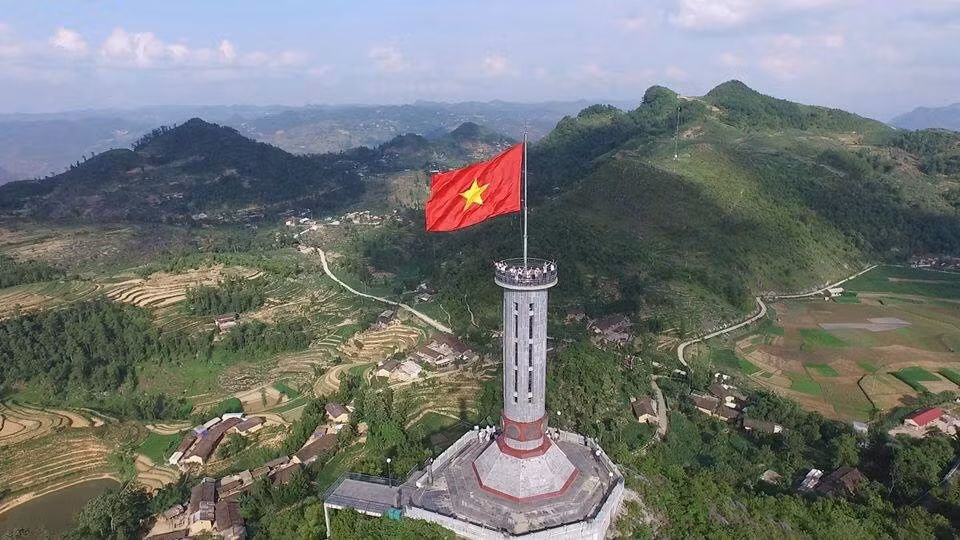 Xã Lũng Cú, huyện Đồng Văn, tỉnh Hà Giang, cách thành phố Hà Giang khoảng 200 km, là điểm cực Bắc của nước ta. Lũng Cú nằm ở khu vực có độ cao từ 1.600 m đến 1.800m trên mực nước biển. Nơi đây có cột cờ Lũng Cú - địa đầu Tổ quốc.