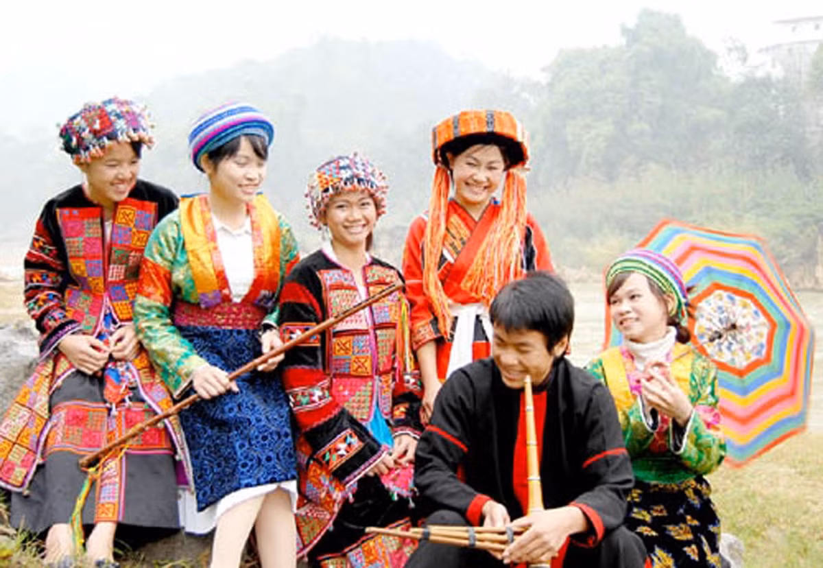 Người dân tộc hát: "Chợ tình để tặng để cho, chợ tình không bán, không bán, không mua, là mua bằng tiền. Yêu nhau mà chẳng nợ duyên, nhớ thương đến chợ, tìm người chờ mong. Chợ tình lắm kẻ về không, chưa tìm được bạn, chưa trông thấy người. Có kẻ thì gặp kết đôi, có người đi quá nửa đời còn đi. Sương đêm ướt đẫm hàng mi, chợ đêm cây lá, rậm rì lả lơi. Chợ tình lắm chuyện buồn vui, có bao nước mắt, nụ cười vui phiền”. Giai đoạn đầu, chợ tình Khau Vai không phải để buôn bán. Về sau, nhiều mặt hàng được mang ra bán ở phiên chợ đặc biệt này.