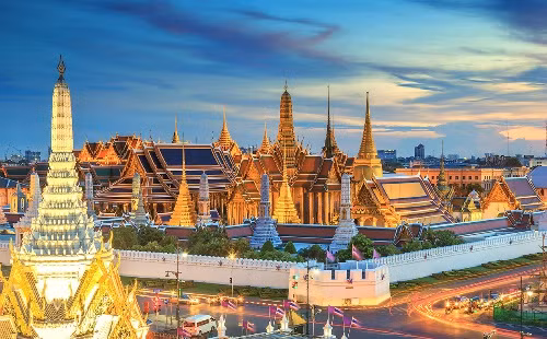Với diện tích hơn 513 nghìn km2, Thái Lan có diện tích lớn thứ ba Đông Nam Á, sau Indonesia và Myanmar. Quốc gia này giáp Lào và Myanmar ở phía Bắc, giáp Campuchia và vịnh Thái Lan ở phía Đông, Malaysia ở phía Nam, Myanmar và biển Andaman ở phía Tây. Đứng đầu đất nước này là nhà vua Thái Lan.