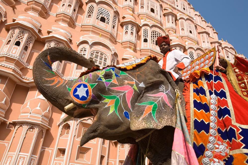  Hawa Mahal là tòa nhà 5 tầng, trông như một tổ ong lớn. Nhờ có đến 953 cửa sổ chạm khắc đẹp đẽ, gió luôn thổi tràn qua tòa nhà, tạo nên sự thông thoáng tuyệt vời. Đó cũng là lý do khiến nơi đây còn được gọi với cái tên "cung điện Gió". Ảnh: Douglas Pearson.