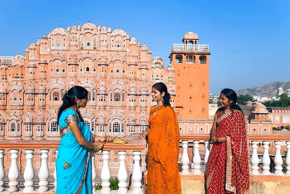 Người ta thường nói hình dạng cung điện Hawa Mahal giống với vương miện của thần Krishna ở Ấn Độ. Kiệt tác kiến trúc này cho thấy sự pha trộn hài hòa giữa phong cách kiến trúc Hindu Rajput và Hồi giáo Mughal, thể hiện qua các mái vòm, cột trụ, khung tò vò... Ảnh: Robert Hading.