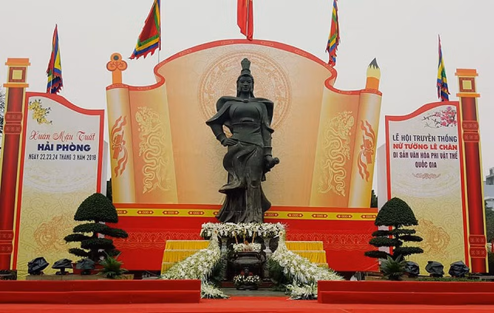 Theo Cổng thông tin điện tử Hải Phòng, tưởng nhớ công lao của bà, nhân dân đã lập đền thờ nhiều nơi. Các triều đại phong kiến cũng có chiếu phong bà là Thượng đẳng phúc thần công chúa. Ngày nay, ngoài một quận đặt theo tên bà, thành phố Hải Phòng còn đặt tên bà cho giải thưởng "Nữ tướng Lê Chân", trao cho những phụ nữ có thành tích xuất sắc của đất Cảng.