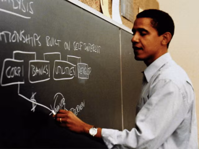 Trước khi đắc cử vào Thượng viện Mỹ năm 2004, ông Barack Obama từng là giảng viên tại Trường Luật Đại học Chicago. Ông là giảng viên chính từ năm 1996 đến năm 2004, mỗi năm, ông tham gia giảng dạy 3 khóa học. Theo University of Chicago Law School, trong suốt thời gian dạy tại trường, ông Obama được mời làm giảng viên toàn thời gian, nhưng ông từ chối. Năm 2009, ông trở thành tổng thống thứ 44 của Mỹ. Ảnh: Insider.