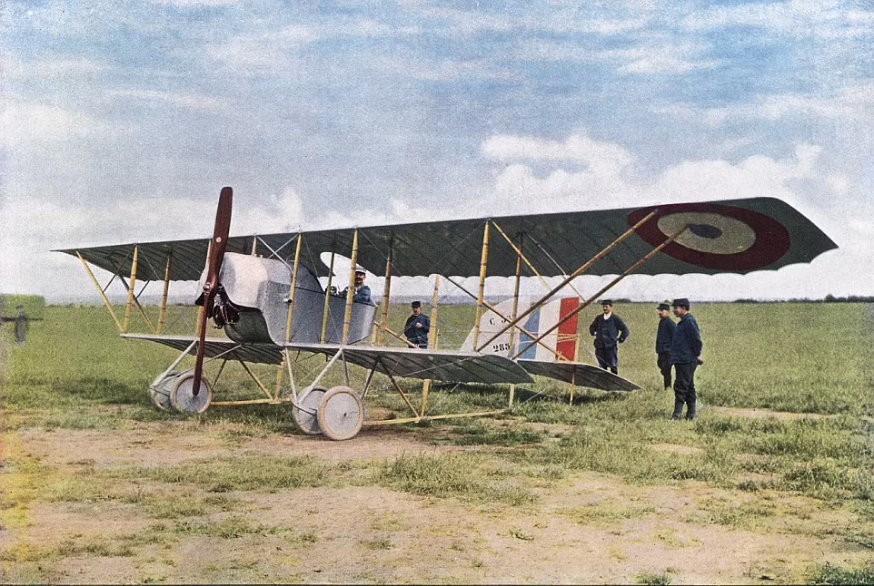 Binh sĩ đứng gần máy bay chiến đấu Caudron G3 của Pháp năm 1914. Chiến tranh không quân ra đời trong Thế chiến I.