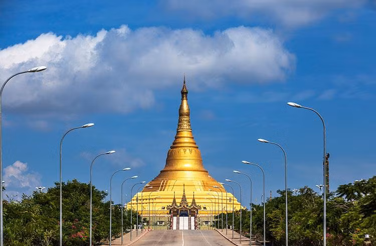 Theo World Atlas, thủ đô của Myanmar hiện nay là thành phố Naypyidaw. Thành phố này có diện tích hơn 272 km2, dân số khoảng một triệu người. Naypyidaw là thành phố lớn thứ hai ở Myanmar, sau thành phố Yangon.