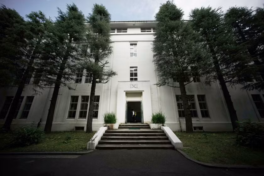 Trường Trung học Keio tọa lạc trên ngọn đồi ở Yokohama, phía nam Tokyo, với khung cảnh đầy thơ mộng. Tuy nhiên, ngôi trường còn chứa đựng bí mật về những năm tháng khốc liệt trong Chiến tranh thế giới thứ 2. Theo AP, trung tâm chỉ huy của Hải quân Đế quốc Nhật Bản nằm ẩn sâu dưới lòng đất ở nơi đây.