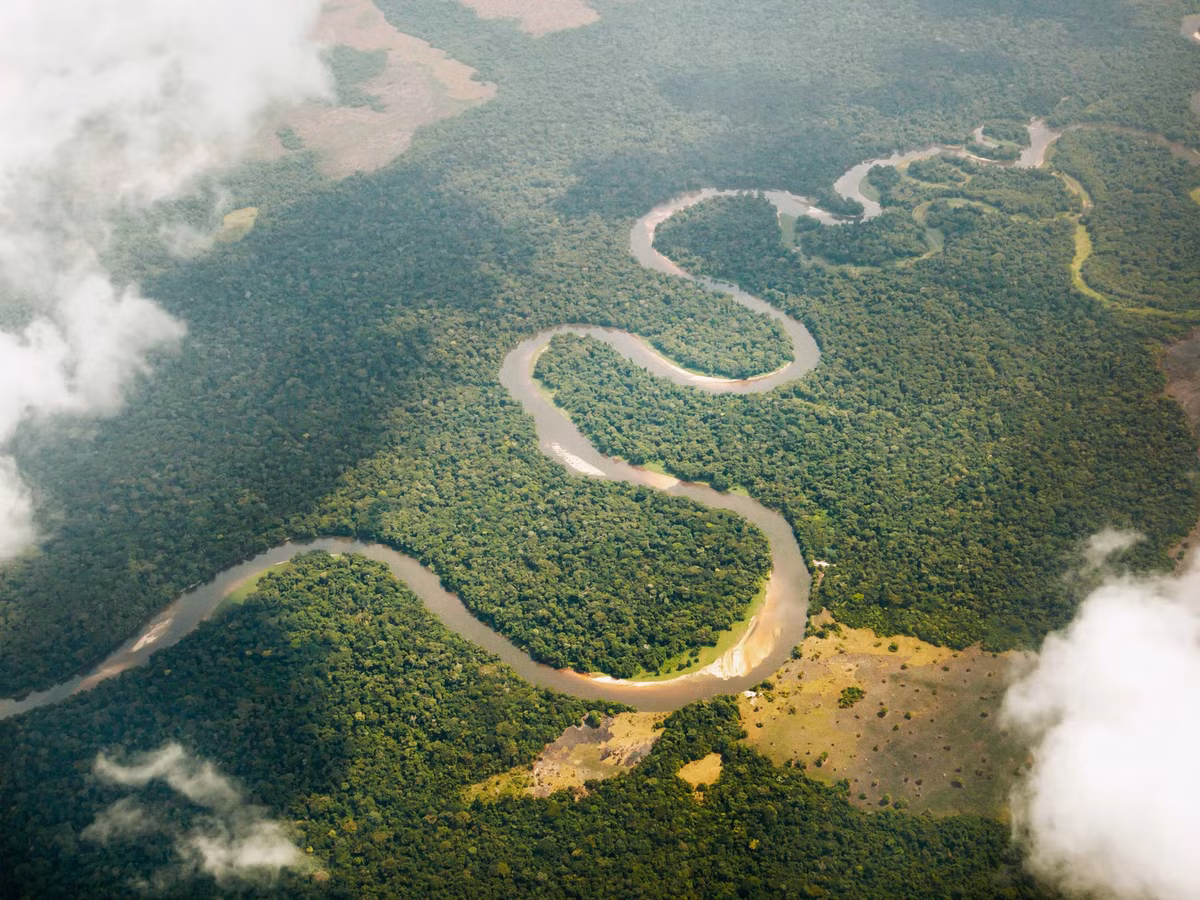 Sông Congo ở Trung Phi có chiều dài 4.700 km, nhiều nơi sâu hơn 220 m. Nằm trong khu vực vành đai mưa của châu Phi, dòng sông có lưu lượng nước lớn thứ 2 thế giới (sau sông Amazon). Mùa mưa, sông chuyển hơn 50.000 m3 nước/giây vào Đại Tây Dương. Các nhà khoa học cho rằng toàn bộ lưu vực sông Congo chiếm 30% tiềm năng thủy điện trên thế giới. Ảnh: Conde Nast Traveler.