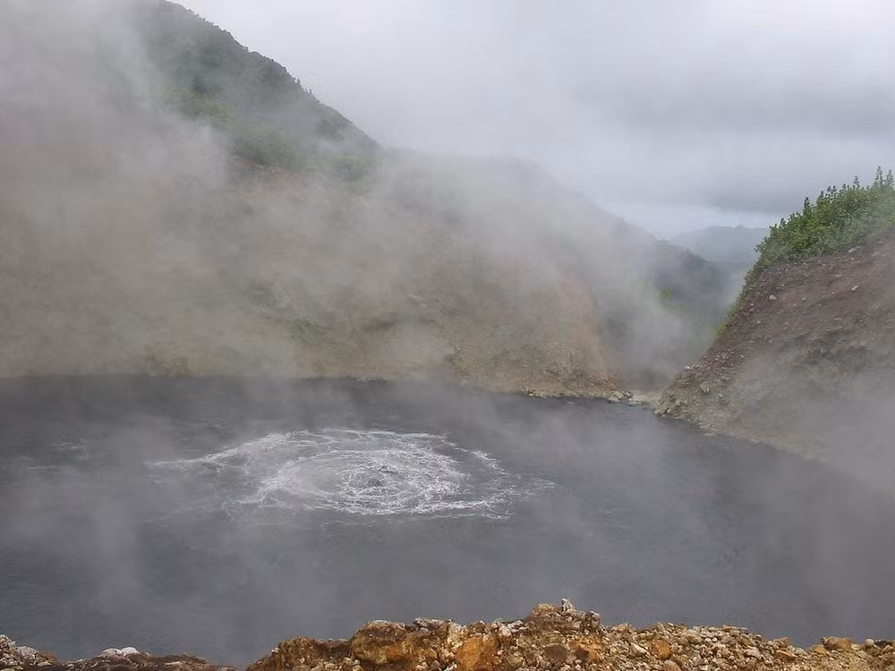 Sông Boiling trong rừng nhiệt đới Amazon ở Mayantuyavu, Peru, là dòng sông nóng nhất thế giới. Dòng sông dài khoảng 6,4 km, rộng khoảng 25 m và sâu 6 m. Nhiệt độ nước sông dao động 50-90 độ C, có khúc tới 100 độ C. Nước nóng dần về cuối sông. Bò sát hay lưỡng cư thường rơi xuống đây và bị luộc chín. Ảnh: Amusing Planet.