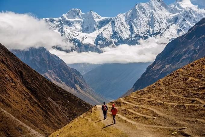 Theo "Worl Atlas", Nepal là quốc gia duy nhất trên thế giới có quốc kỳ không phải hình chữ nhật hay vuông như các nước khác, mà là hai hình tam giác chồng lên nhau. Quốc kỳ này tượng trưng cho Ấn Độ giáo và Phật giáo. Màu đỏ tượng trưng cho màu hoa đỗ quyên, đồng thời là ký hiệu của chiến thắng và hòa hợp.