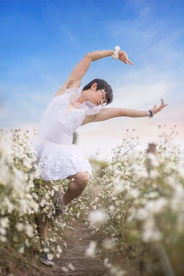 Cuoi ngat bo anh chang trai mac vay tao dang ben cuc hoa mi-Hinh-2