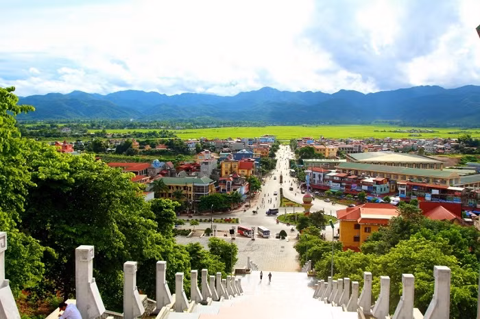Vào thời Lý, vùng đất Điện Biên nằm trong châu Lâm Tây. Thời Trần, Điện Biên thuộc lộ Đà Giang, rồi trấn Thiên Hưng. Năm 1463, trấn Hưng Hóa được thành lập, bao gồm ba phủ: Quý Hóa, Gia Hưng, An Tây. Từ năm 1466 về sau, vua Lê Thánh Tông đặt làm 12 thừa tuyên, trong đó Hưng Hóa bao gồm 3 phủ, 4 huyện và 17 châu. Năm 1831, vua, Minh Mạng đổi thành tỉnh Hưng Hóa. Đến đời vua Thiệu Trị (1841-1847), tên gọi Điện Biên xuất hiện. Ảnh: Du lịch Điện Biên.