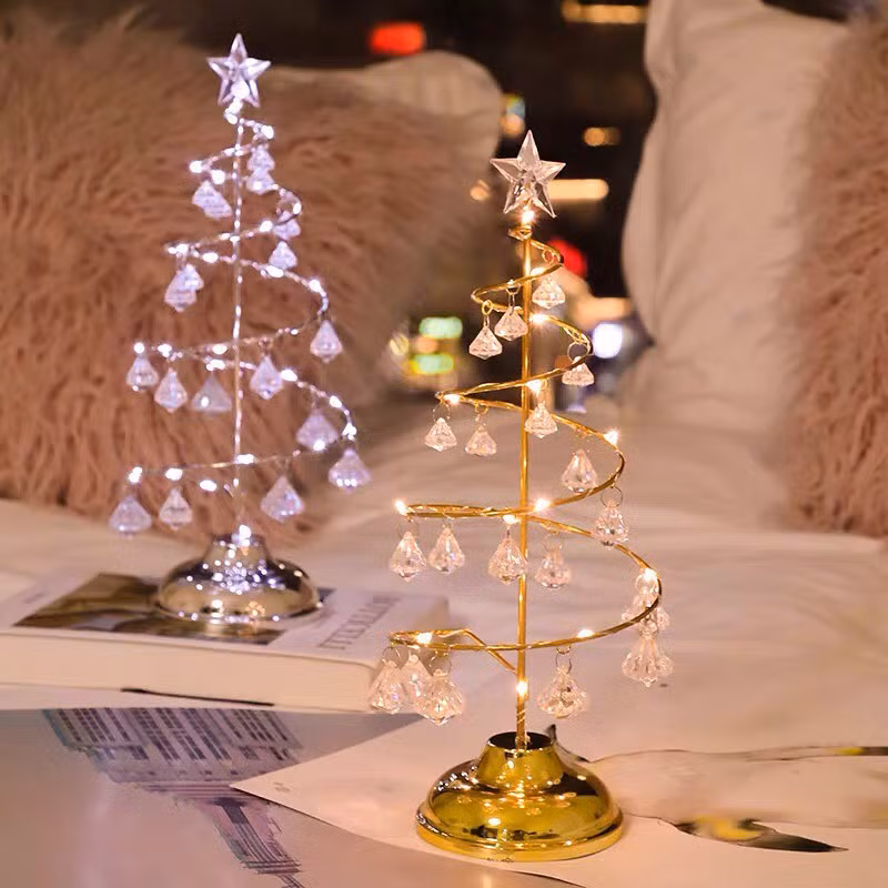 Ngôi sao trên đỉnh cây thông Noel biểu trưng cho sự ra đời của Chúa. Tương truyền, lúc Chúa vừa ra đời thì trên trời xuất hiện một ngôi sao rực rỡ, ánh sáng tỏa ra mấy trăm dặm. Đó cũng là vật trang trí đặt trên cùng của cây thông Noel, mang ý nghĩa đích đến của một đời người. Ảnh: Pacem_decor.