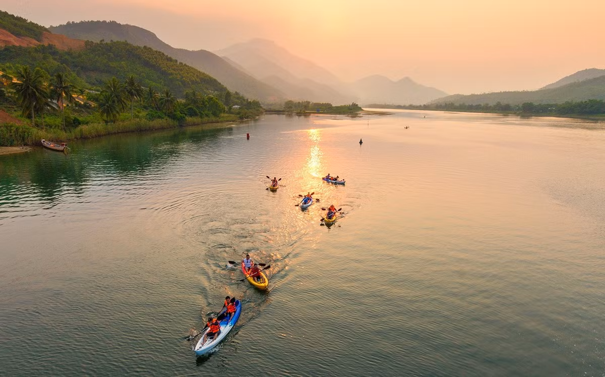 Nằm trong những hệ thống sông quan trọng ở Đà Nẵng, sông Cu Đê chảy qua huyện Hòa Vang, quận Liên Chiểu rồi đổ ra vịnh Đà Nẵng. Dòng sông thơ mộng, yên bình này được đánh giá là giàu tiềm năng, lợi thế để khai thác du lịch sinh thái, du lịch văn hóa, phát triển vùng tây bắc Đà Nẵng.