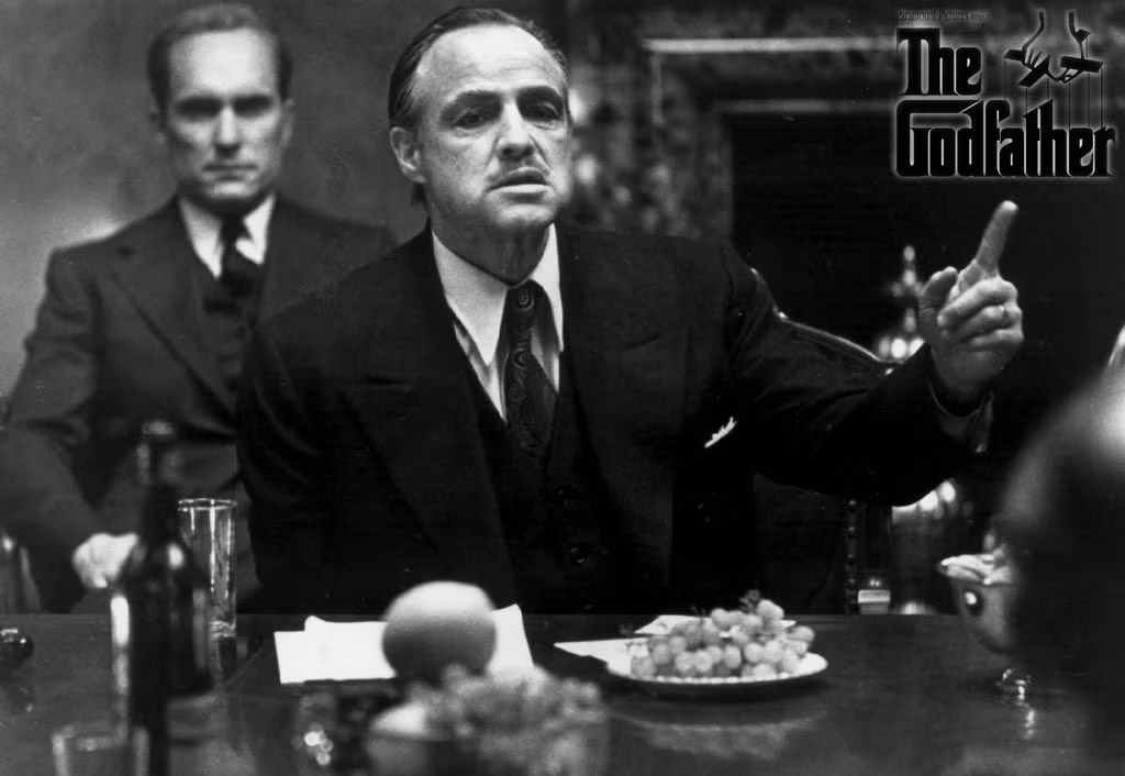 Tom Hagen không hề có quan hệ huyết thống nhưng lại chiếm được niềm tin và sự trọng dụng của ông trùm Vito Corleone. Anh được Vito nuôi dạy và coi như con ruột. Không những vậy, với tài năng của mình, Tom được coi như quân sư chính của cả gia đình Corleone và thường xuyên được ông trùm tham khảo trước mỗi quyết định quan trọng. Ảnh: ParamountPicture.