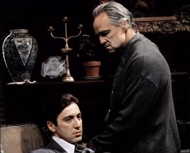 br/> Sau khi Vito Corleone dàn xếp một cuộc trò chuyện với những người đứng đầu các gia đình tội phạm ngầm, Michael đã có thể trở về nhà sau khi trốn ở Ý như một phần của thỏa thuận đình chiến. Khi anh ta trở lại, cha ông đã sẵn sàng giao lại quyền hành trong gia đình cho Michael. Lúc này, Tom Hagen được giao cho vai trò khác còn vị trí quân sư chiến lược sẽ do chính Vito Corleone đảm nhiệm. Ảnh: Pinterest.