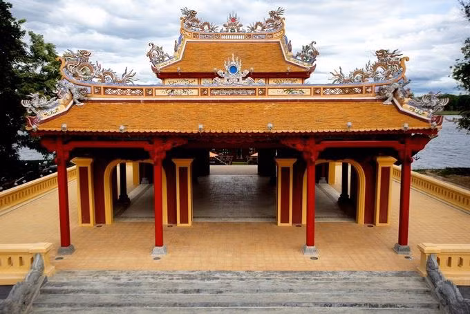 Nghênh Lương Đình được xây dựng để các vua triều Nguyễn nghỉ chân trước khi xuống bến sông lên thuyền rồng du ngoạn hoặc làm nơi hóng mát.