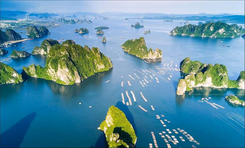 Theo cổng thông tin điện tử của tỉnh, Quảng Ninh là tỉnh miền núi - duyên hải với hơn 80% đất đai là đồi núi. Hơn 2.000 hòn đảo nổi trên mặt biển cũng đều là các quả núi. Tỉnh Quảng Ninh nổi tiếng là mỏ than lớn nhất nước ta, có Vịnh Hạ Long, một trong những kỳ quan thiên nhiên nổi tiếng trên thế giới.