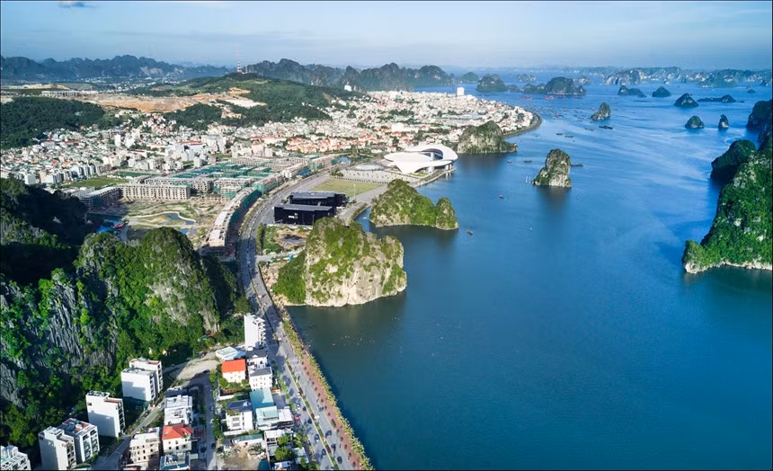 Quảng Ninh thuộc khu vực Đông Bắc Bộ, cách thủ đô Hà Nội 153 km về phía Đông Bắc. Theo cổng thông tin điện tử của tỉnh, bề ngang từ đông sang tây, nơi rộng nhất là 195 km. Bề dọc từ bắc xuống nam khoảng 102 km.