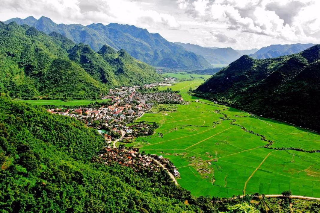 Dù diện tích chỉ hơn 3.849, km2, Bắc Giang có dân số đông nhất khu vực Đông Bắc Bộ. Theo cổng thông tin điện tử của tỉnh này, đến hết năm 2014, dân số toàn tỉnh ước tính 1.624.456 người, mật độ dân số bình quân 420,9 người/km2. Đây là tỉnh có mật độ dân số bình quân cao hơn so với mật độ dân số bình quân cả nước.