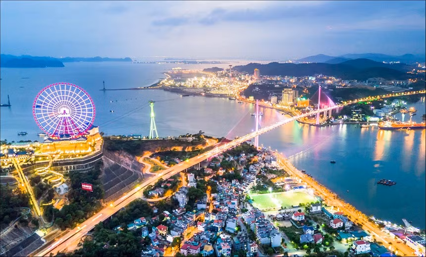 Có tới 4 thành phố trực thuộc tỉnh (Hạ Long, Móng Cái, Cẩm Phả, Uông Bí), cùng với 2 thị xã (Đông Triều, Quảng Yên), Quảng Ninh là tỉnh có nhiều thành phố, đô thị nhất của nước ta.