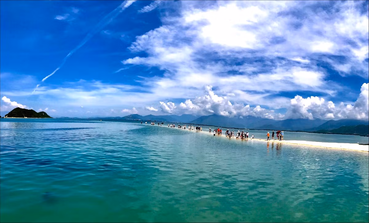 Đảo Điệp Sơn (Khánh Hòa) nằm trong vịnh Vân Phong nổi tiếng nhờ con đường cát trắng độc đáo, tách đôi mặt biển, xuất hiện khi thủy triều rút. Với chiều dài khoảng 700 m, đây được xem là con đường trên biển dài nhất Việt Nam, đem lại cho du khách cảm giác đi giữa đại dương bao la. Thời gian lý tưởng cho du khách đến đảo Điệp Sơn là thường từ tháng 1 đến tháng 8 hàng năm.