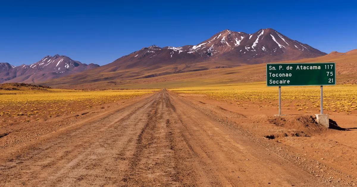  Sa mạc có tuyết: Bạn có thể thấy tuyết ở sa mạc Atacama trên những đỉnh núi cao. Độ cao giúp nhiệt độ đủ lạnh để tuyết không tan chảy. Tuyết sẽ không bao giờ được tìm thấy ở đáy thung lũng của sa mạc vì khí hậu hoàn toàn khác nhau.