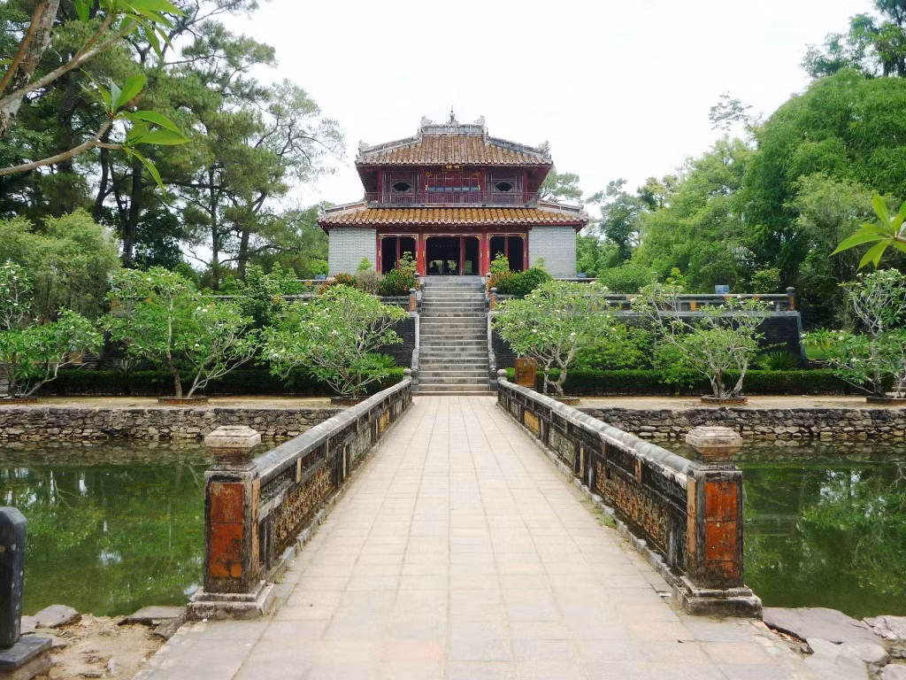 Sau 20 năm làm vua Đại Nam, vua Minh Mạng qua đời năm 1840, ông được an táng tại Hiếu Lăng (Lăng Minh Mạng), nằm trên núi Cẩm Khê, gần ngã ba Bằng Lãng cách kinh thành Huế khoảng 12 km. Các nhà sử học ngày nay đều đánh giá Minh Mạng là ông vua giỏi, chuyên tâm trị nước.