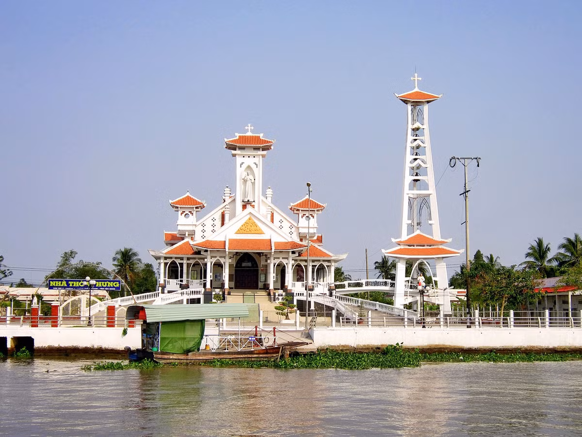 Nhà thờ Vị Hưng ở TP Vị Thanh, tỉnh Hậu Giang nằm bên bờ kênh xáng Xà No thơ mộng. Không giống nhiều nhà thờ khác, công trình kiến trúc này nổi bật với hình ảnh các mái đầu đao uốn cong, mang phong cách kiến trúc phương Đông. Ảnh: Bùi Thụy Đào Nguyên.