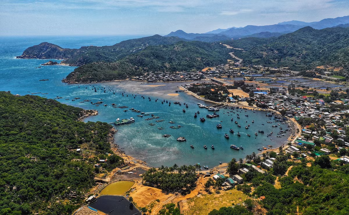 Đầu năm 2020, vịnh Vĩnh Hy ở huyện Ninh Hải, tỉnh Ninh Thuận được xếp hạng danh lam thắng cảnh quốc gia. Vịnh biển này cách TP Phan Rang - Tháp Chàm chừng 40 km về phía đông bắc, có khung cảnh thiên nhiên hoang sơ, thơ mộng cùng cuộc sống làng chài yên bình.