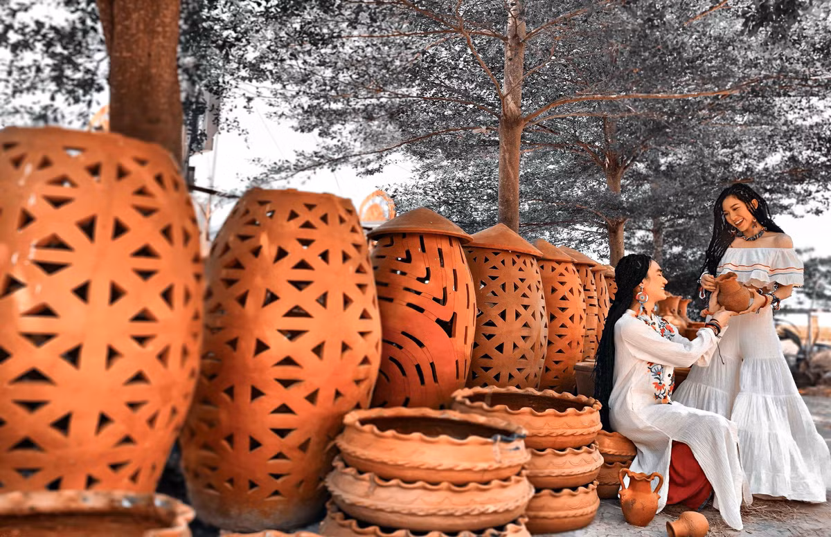 Nằm ở huyện Ninh Phước, tỉnh Ninh Thuận, Bàu Trúc được xem là làng gốm cổ bậc nhất Đông Nam Á còn tồn tại đến nay. Cổng TTĐT Sở Văn hóa, Thể thao và Du lịch Ninh Thuận cho biết làng gốm này có lịch sử hình thành và phát triển hơn 800 năm. Để cho ra sản phẩm gốm thủ công độc đáo, người thợ phải trải qua nhiều công đoạn khéo léo, trong đó có kỹ thuật không dùng bàn xoay đặc trưng.