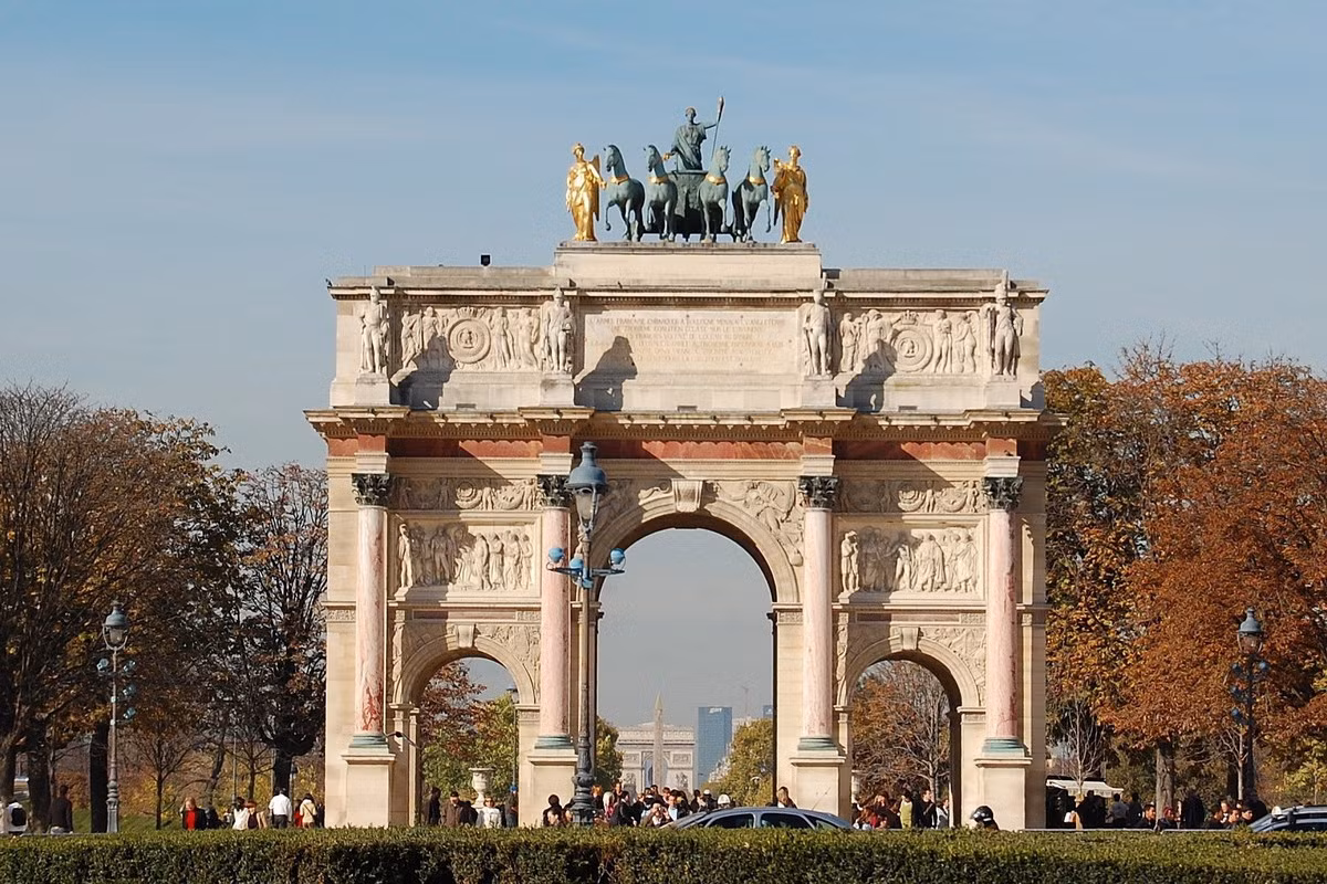 Có thể kể ra những cái tên như Khải hoàn môn Carrousel ở Paris (Pháp), Cổng Brandenburg ở Potsdam (Đức), Khải hoàn môn Marble ở London (Anh)... Ảnh: Expedia.com.