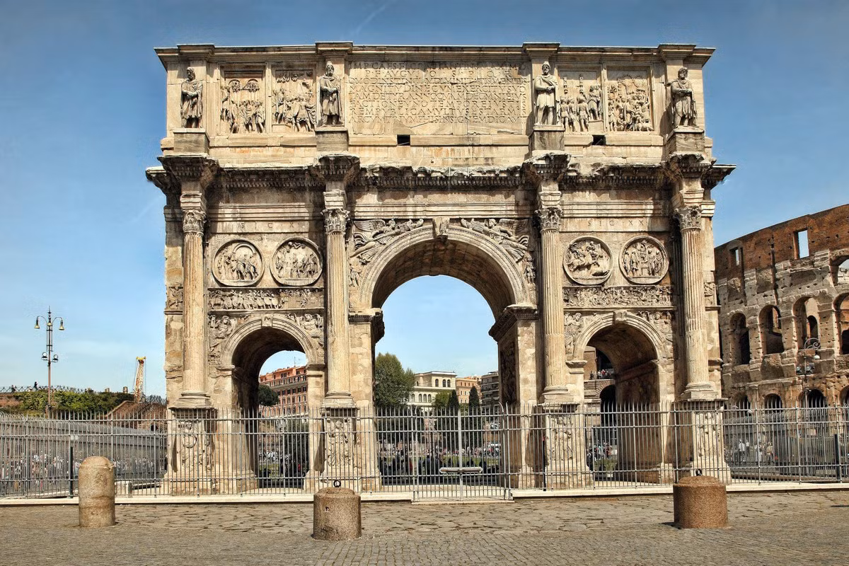 Đây cũng là khải hoàn môn cuối cùng được xây dựng tại Rome trước khi đế chế La Mã sụp đổ. Ảnh: Colosseum Rome Tickets.