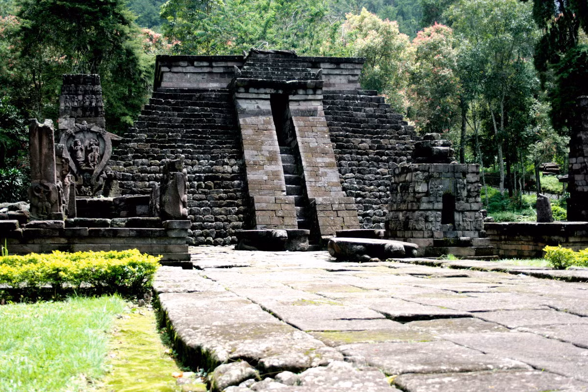 Nằm ở miền Trung đảo Java của Indonesia, đền Candi Sukuh được thế giới biết đến với kiến trúc độc đáo không bắt gặp ở bất cứ công trình nào khác trong khu vực Đông Nam Á. Ảnh: Wikipedia.