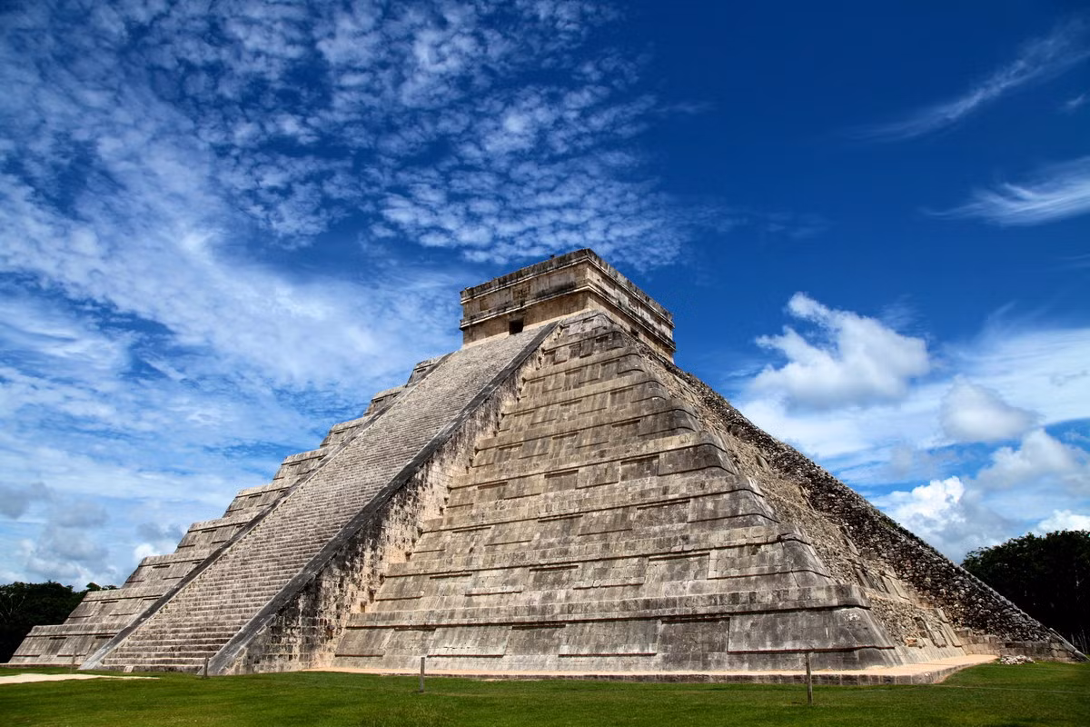 Cấu trúc kim tự tháp này rất giống với các kim tự tháp tại Chichen Itza ở Mexico, dù hai địa điểm cách nhau nửa vòng Trái Đất. Điều này làm ngôi đền trở nên nổi tiếng trong con mắt quốc tế. Ảnh: Anthropology News.