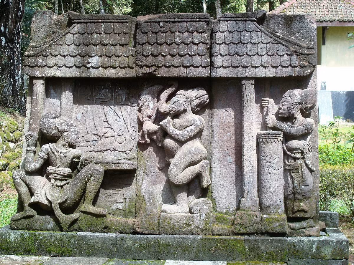 Ngoài kiến trúc kim tự tháp, đền Candi Sukuh còn sở hữu một hệ thống các tác phẩm điều khắc rất sinh động, mang các chủ đề đời sống, thần tiên và năng lực sinh sản của con người. Ảnh: Wikimedia Commons.
