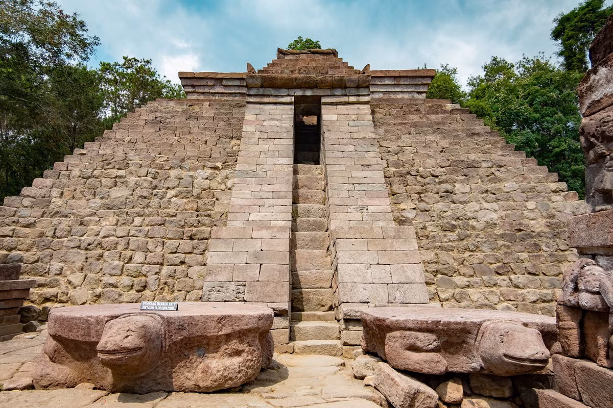 Dù từng là một trung tâm của đạo Hindu trong khu vực, đền Candi Sukuh đã bị bỏ phế từ thế kỷ 16, khi người Hồi giáo kiểm soát đảo Java. Ảnh: Travelingyuk.com.