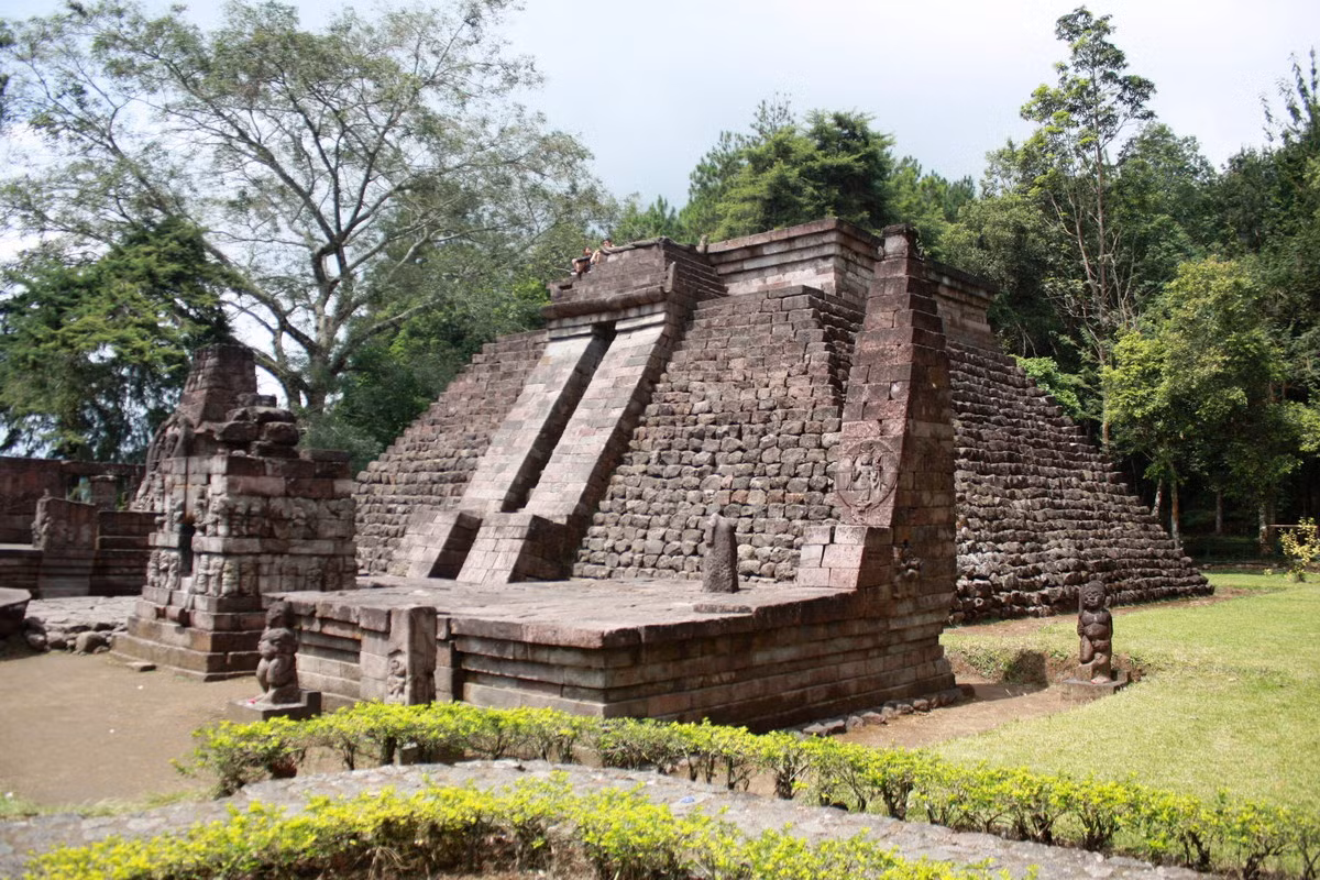 Sự tương đồng giữa đền Candi Sukuh với kim tự tháp Chichen Itza là một ẩn số làm đau đầu các nhà nghiên cứu. Dù nhiều người tin đây chỉ là sự trùng hợp ngẫu nhiên, vẫn có quan điểm cho rằng hai công trình thực sự có mối liên hệ nào đó. Ảnh: Wikimedia Commons.