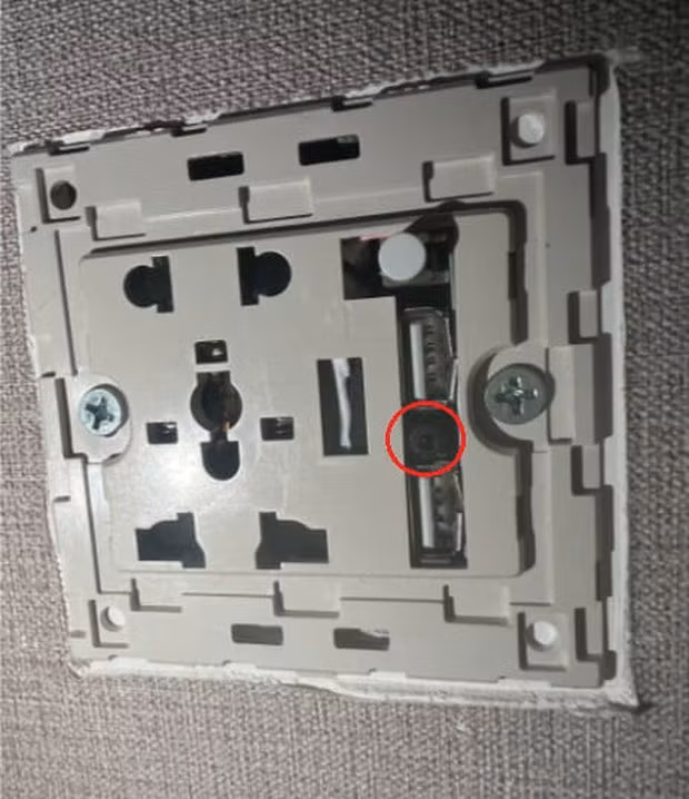 Đôi vợ chồng phát hiện camera quay lén gắn trong ổ cắm điện. Ảnh: WOB