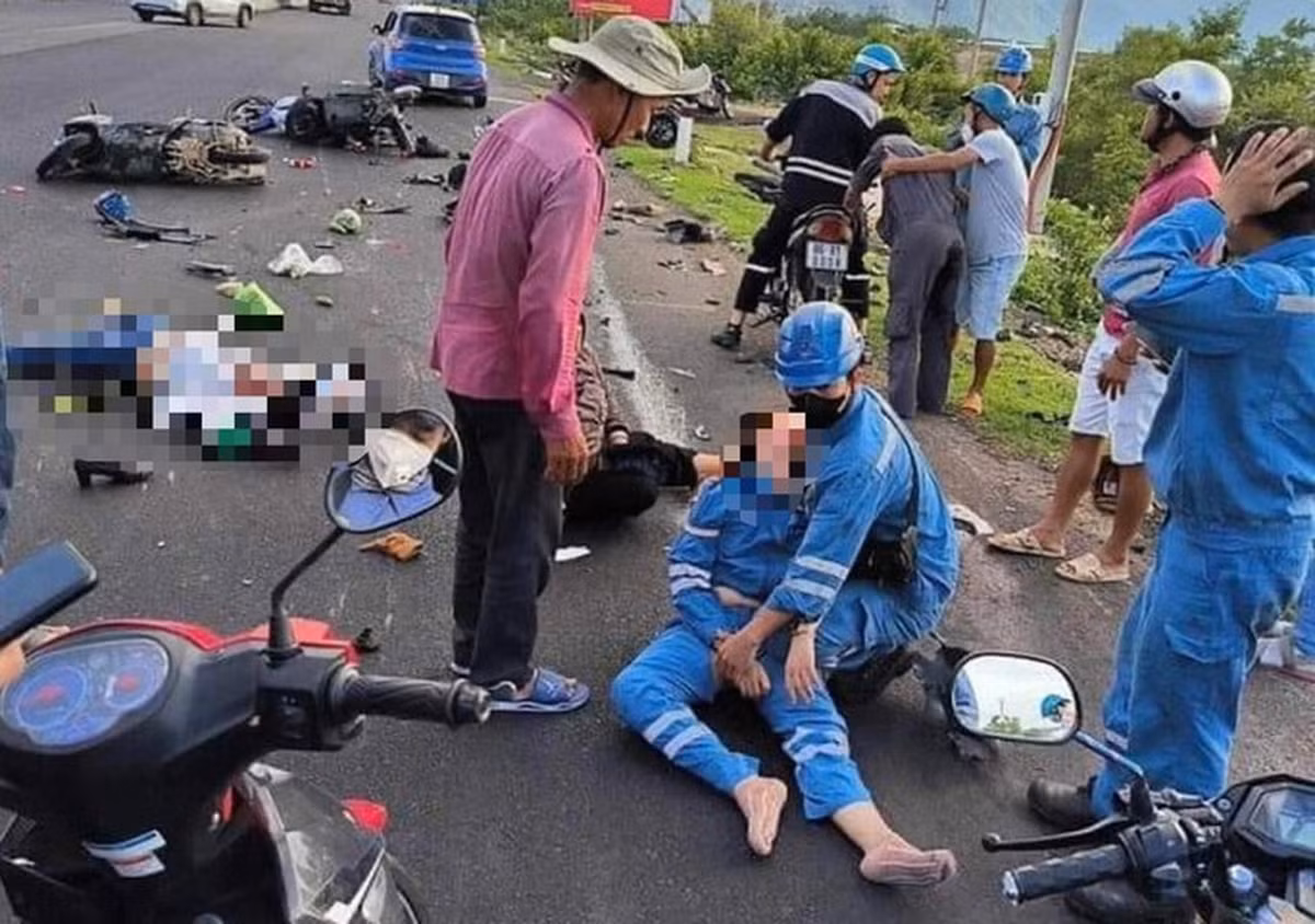 Vụ ô tô “điên” tông loạt xe máy: Tài xế mới 16 tuổi Vu o to “dien” tong loat xe may: Tai xe moi 16 tuoi