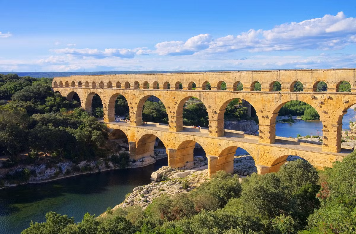 Bắc ngang qua sông Gardon tại xã Vers Pont du Gard, tỉnh Gard, phía Nam nước Pháp, cầu dẫn nước Pont du Gard (Cầu Gard) là một công trình kiến trúc kỳ vĩ và độc đáo do đế chế La Mã xây dựng từ thời cổ đại. Ảnh: Paradis de Provence.