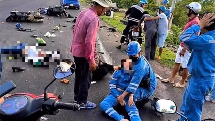 Bình Thuận: Xe ôtô tông hàng loạt xe máy dừng đèn đỏ trên Quốc lộ 1A Binh Thuan: Xe oto tong hang loat xe may dung den do tren Quoc lo 1A