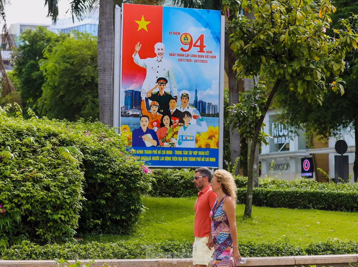 Từ nhiều ngày trước, trên các tuyến đường tại TPHCM đã trang hoàng cờ, hoa để chào mừng Quốc khánh.