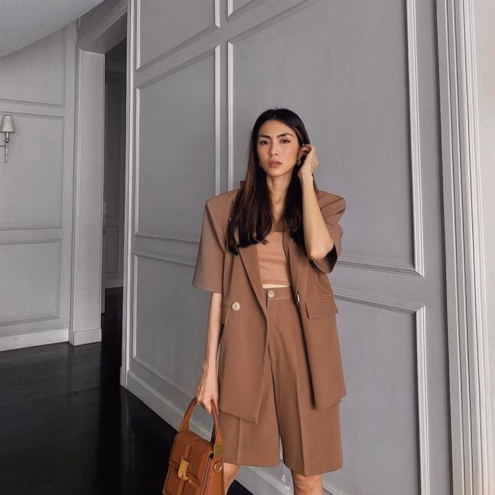Sau khi sinh còn lần 3, Hà Tăng mới chăm mặc đồ hở eo hơn để khoe khéo thành quả tập luyện. Trước đây, phong cách của Tăng Thanh Hà gắn liền với những bộ cánh gần như không có khoảng hở ở ngực, eo.