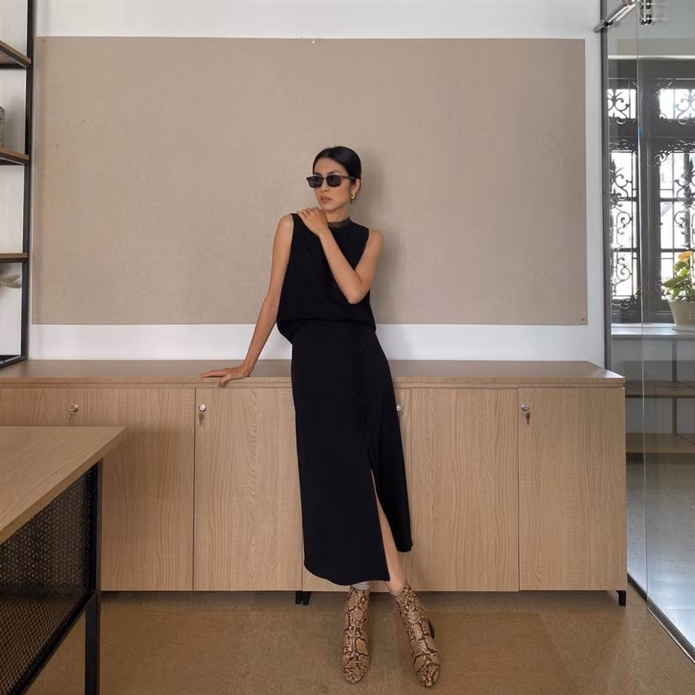 Thời trang đời thường của Tăng Thanh Hà luôn tối giản trong màu sắc và phụ kiện. Cô hiếm khi kết hợp quá ba màu sắc trên cùng một trang phục.