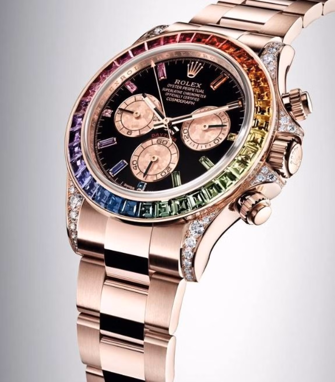 Gerard Pique từng đeo mẫu Everose Gold Rolex Rainbow Daytona trong lần đến Saudi Arabia. Mặt số của mẫu đồng hồ gồm 11 viên ngọc bích 7 màu được dùng làm mốc giờ, 36 viên ngọc đính xung quanh bezel. Ảnh: Celeb Watch Spotter, Rolex.
