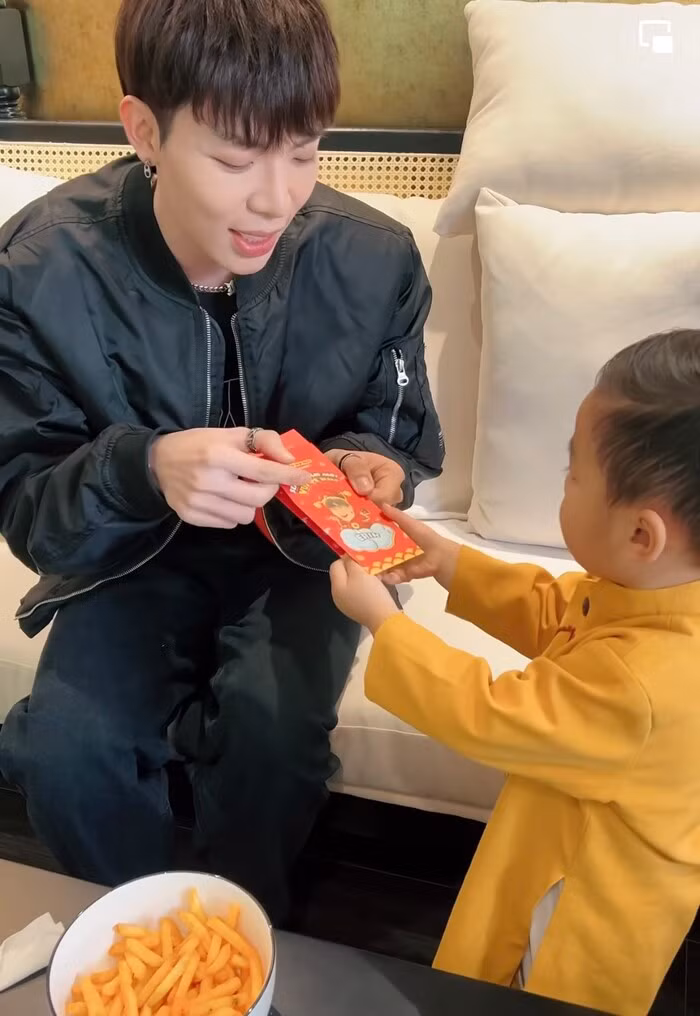 Bị nói kiếm nhiều tiền nhờ lì xì của quý tử, Hoà Minzy đáp trả Bi noi kiem nhieu tien nho li xi cua quy tu, Hoa Minzy dap tra
