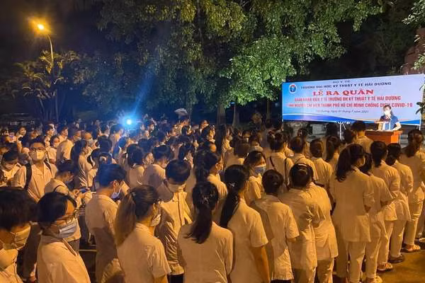 319 can bo, sinh vien y te Hai Duong len duong chi vien cho TP.HCM