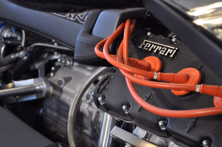 V8F Matt sử dụng động cơ Ferrari 3 lít V8 của dòng xe thể thao Ferrari 308, công suất 250 mã lực kết hợp với hộp số 6 cấp của BMW M3.