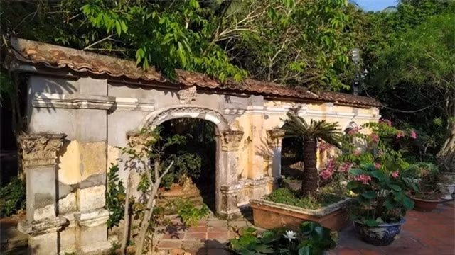 Được biết, chủ nhân đầu tiên của ngôi nhà này là bố vợ của ông Trần Tuấn Kiệt. Theo đó, bố vợ của ông thời xưa là quan tri huyện, rất thích chơi đồ cổ nên đã thuê thợ giỏi từ Huế vào để dựng nhà mất mấy năm trời mới xong. Đến nay đã có 5 thế hệ sống tại ngôi nhà này.