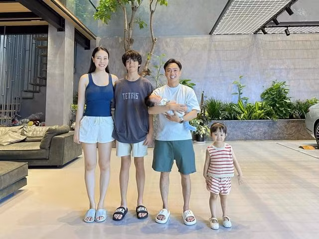Cuối tháng 5 vừa qua, nữ người mẫu đã hạ sinh con thứ 2 cho chồng đại gia là một bé trai, được đặt tên thân mật là Sutin. Đến nay, Sutin tròn 6 tháng tuổi, bắt đầu được mẹ Đàm Thu Trang cho tập ăn dặm.